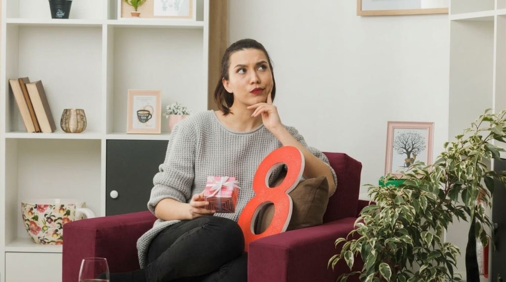 Woman discussing ADHD symptoms and diagnosis with a psychologist