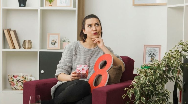 Woman discussing ADHD symptoms and diagnosis with a psychologist